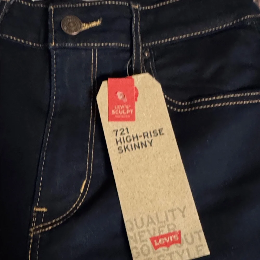 Levi's NWT SIZE 6 28 X 30 stretch High-Rise Skinny Jeans - Dark Blue